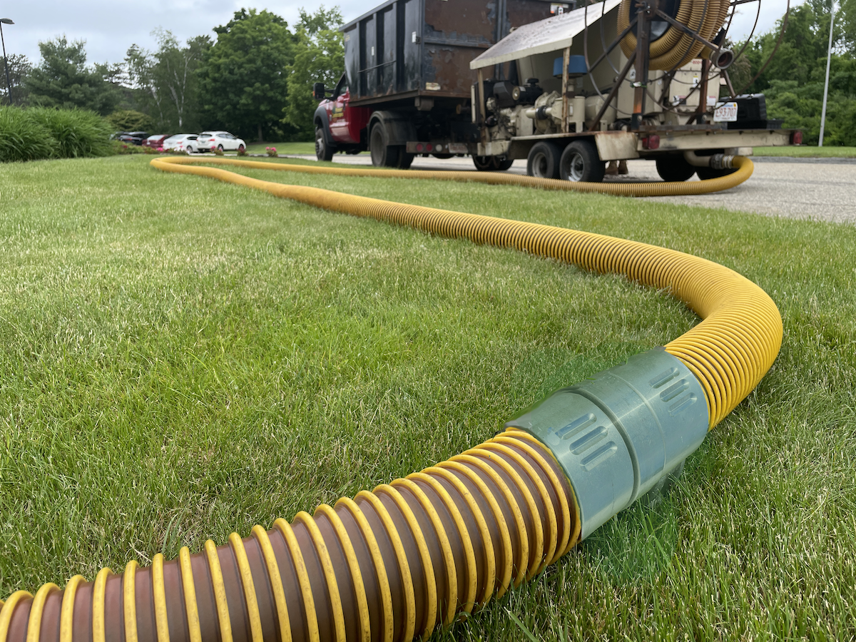 photo of mulch blowing hose with swivel mulch connector connecting long length of Flex-Tube Hose